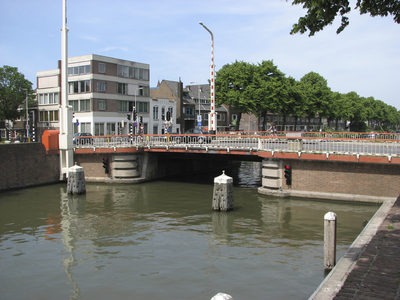 905348 Gezicht op de Oranjebrug over de Vaartsche Rijn te Utrecht, vanaf de Jutfaseweg, met links de Diamantweg.